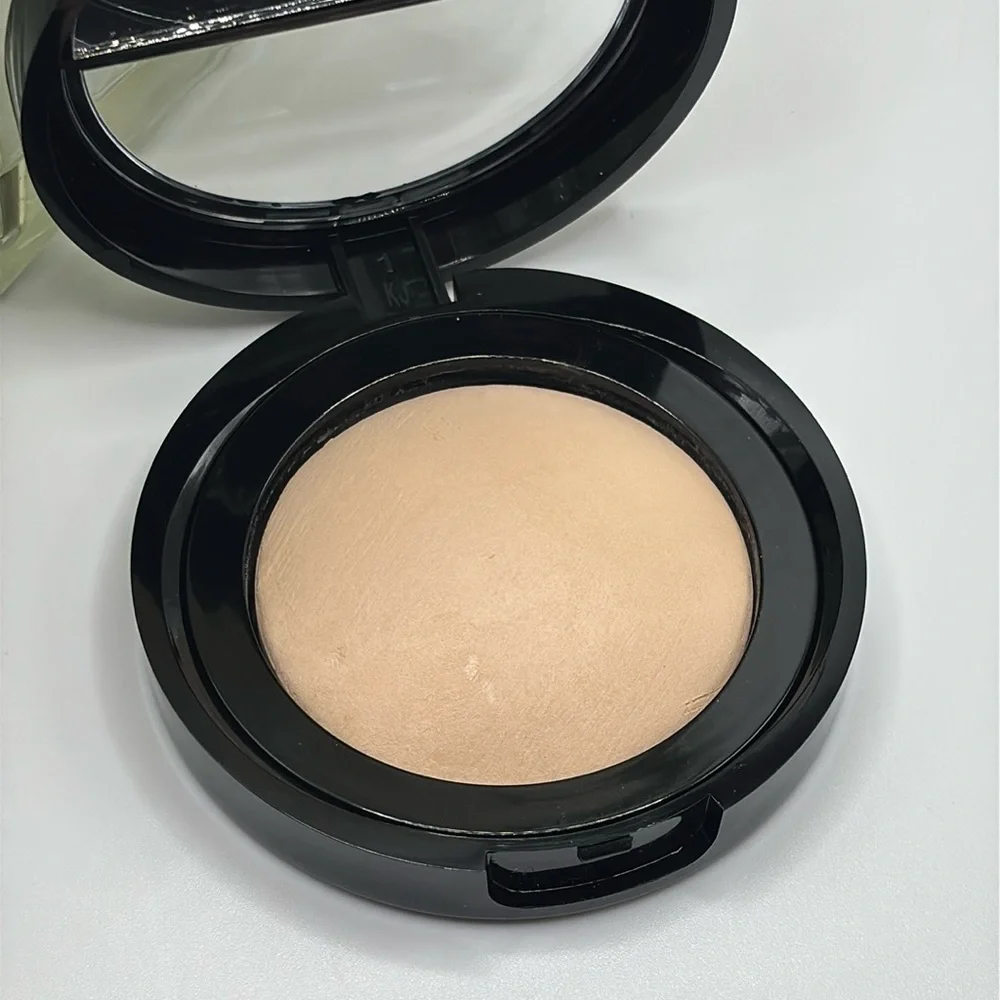 Laura Geller Baked Blurring + Setting Powder ~ Porcelain/Fair